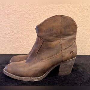 Rocket Dog Women's Soundoff Vintage Brown Ankle Boots Size 7.5. Previously worn.